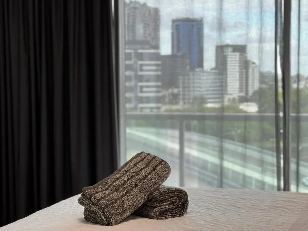Spacious River View 3 Bdrm Apt With 2 Car Spaces Brisbane