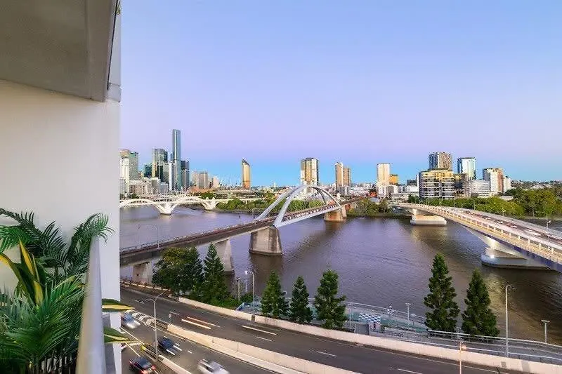 Spacious River View 3 Bdrm Apt With 2 Car Spaces Brisbane Apartment